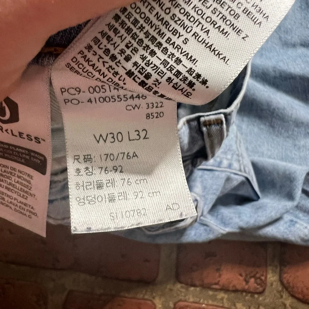 Levi’s factory distressed 514 straight fit denim jeans